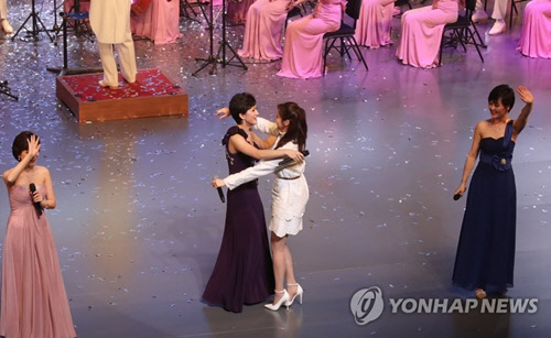 지난 11일 오후 서울 국립중앙극장 해오름극장에서 열린 북한 삼지연 관현악단 공연에서 가수 서현이 함께 공연을 마치고 현송월 북한 삼지연관현악단장과 끌어안고 있다. <연합뉴스>